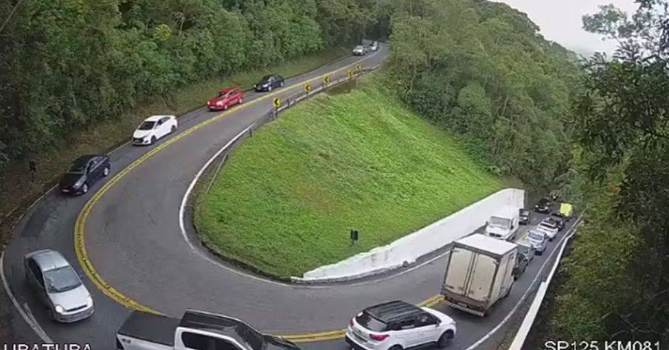 Motoristas enfrentam trânsito intenso para chegar ao litoral norte