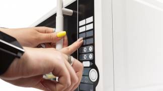 forno-de-micro-ondas-isolado-no-branco_93675-128062