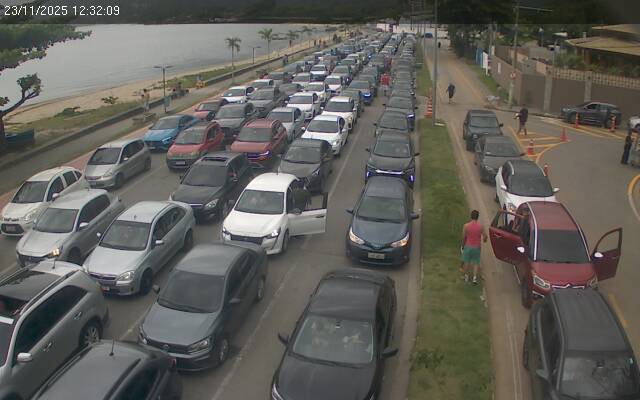 Travessia de balsa em Ilhabela registra fila de até 3h30 neste domingo