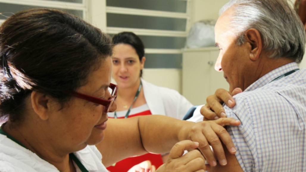 20151706_imunizacao_vacina_gripe_adenirbrittopmsjc 20151706_imunizacao_vacina_gripe_adenirbrittopmsjc