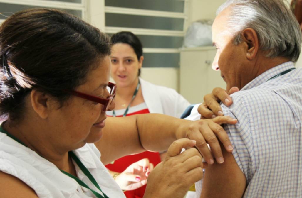 20151706_imunizacao_vacina_gripe_adenirbrittopmsjc 20151706_imunizacao_vacina_gripe_adenirbrittopmsjc