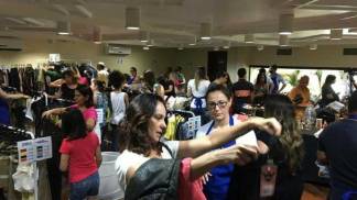 rosana_dalla_torre_incentivando_as_compras_da_amiga_cristiane_sardinha_1 rosana_dalla_torre_incentivando_as_compras_da_amiga_cristiane_sardinha_1