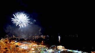 Caraguá celebra chegada de 2018 com 18 toneladas de fogos de artificio (Divulgação/PMC)