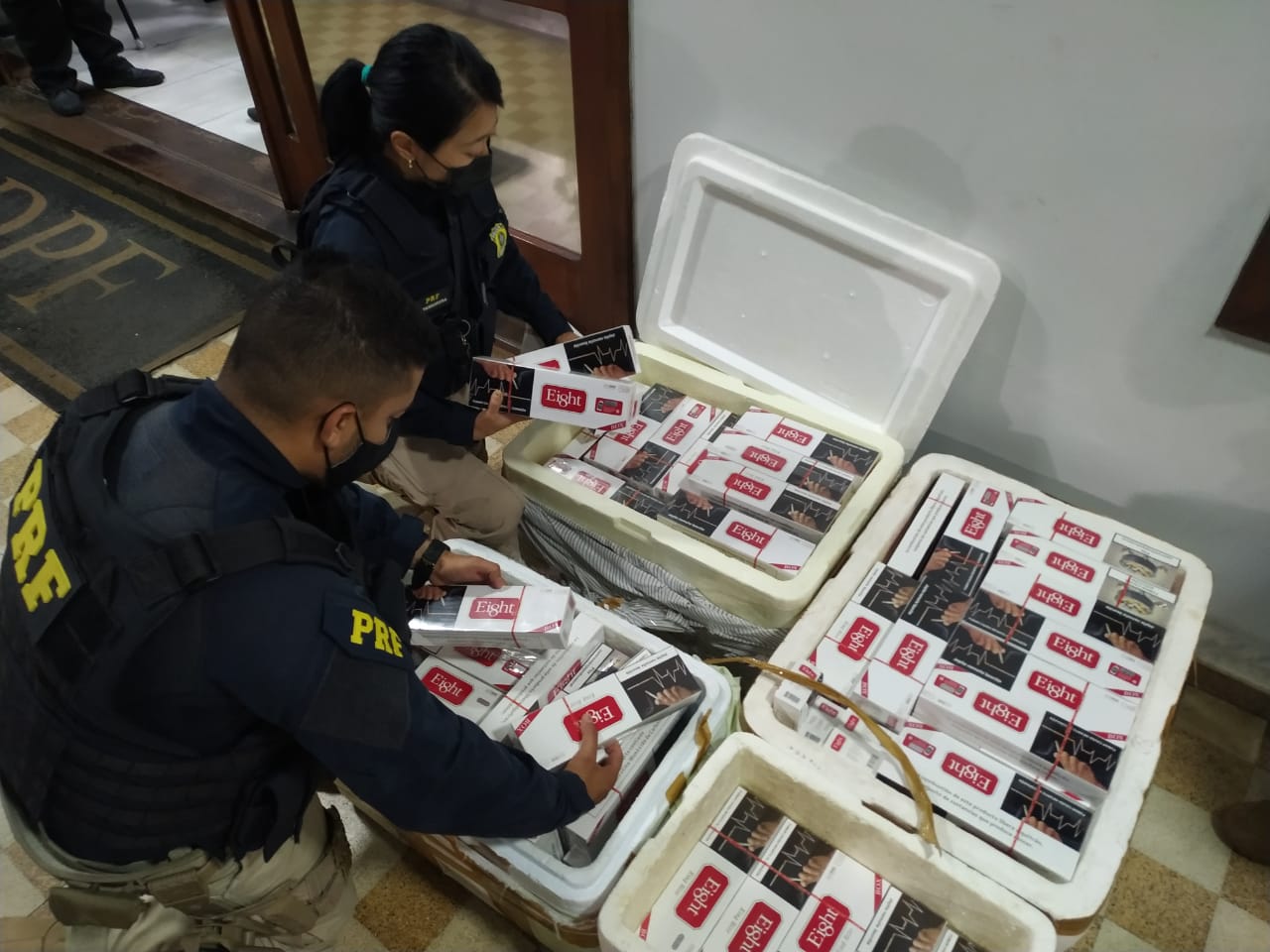 Homem é preso por contrabando de dois mil maços de cigarros em Lavrinhas Homem é preso por contrabando de dois mil maços de cigarros em Lavrinhas