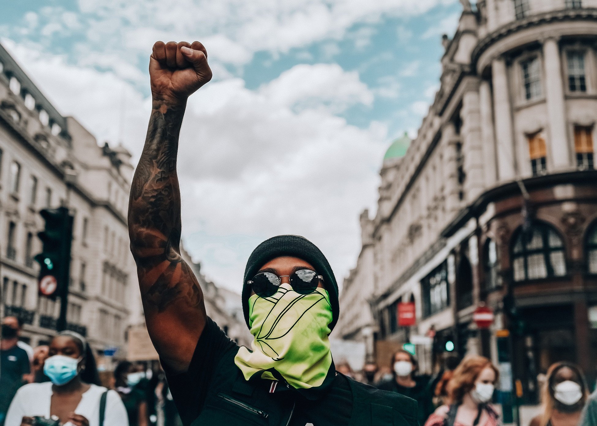 Lewis Hamilton participa de protesto antirracista em Londres - Meon