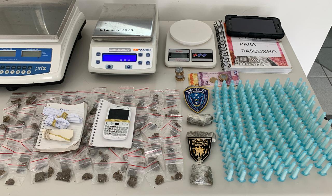 Jovem de 19 anos é detido pela sexta vez com mais de 300 porções de droga em São José Jovem de 19 anos é detido pela sexta vez com mais de 300 porções de droga em São José