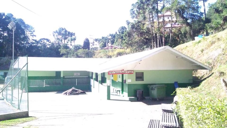 Escola paralisa atividades após funcionário testar positivo ao coronavírus em Campos do Jordão Escola paralisa atividades após funcionário testar positivo ao coronavírus em Campos do Jordão