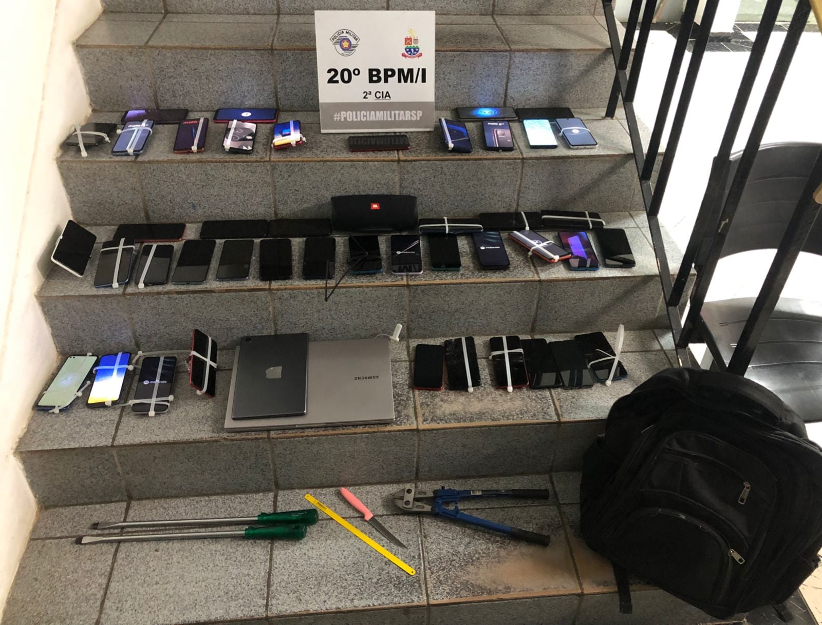 Jovem é preso por furtar 44 celulares e se esconder em loja em Caraguá Jovem é preso por furtar 44 celulares e se esconder em loja em Caraguá